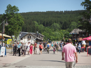 Viel los in Titisee, wobei es auf diesem Bild echt wenig Menschen sind.