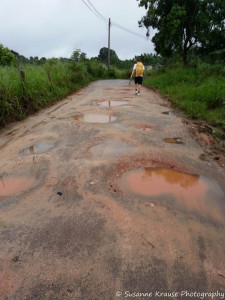 Der Weg zur Dignity Villa mit teilweise ziemlich heftigen Wasserlöchern